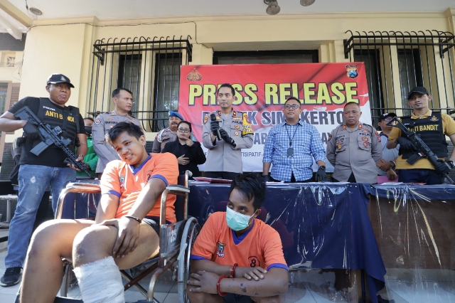 Polsek Simokerto berhasil Melumpuhkan Dua Bandit Curanmor di 11 TKP Salah Satu Pelaku Ditembak Kakinya