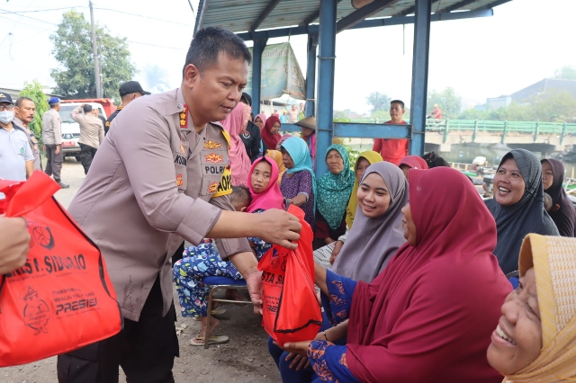 Gelar Baksos Polresta Sidoarjo Bersama Forkopimka Tanggulangin Berbagi Berkah Sembako
