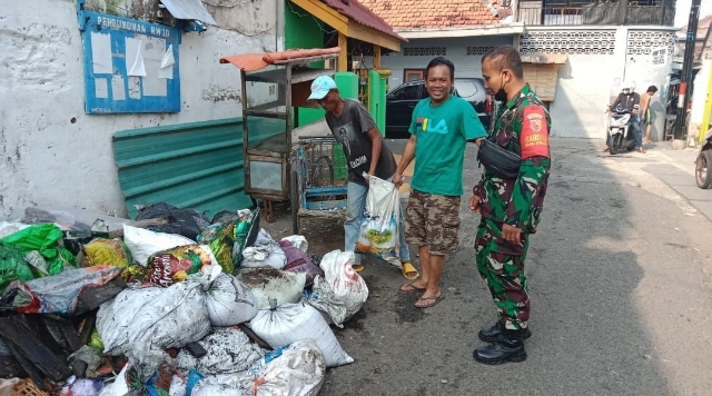 Ciptakan Lingkungan Bersih Babinsa Bersama Warga Kerja Bakti Bersihkan Drainase