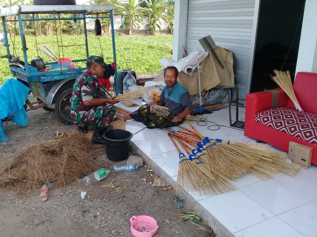 Berikan Semangat, Babinsa Balongpanggang Dorong Produksi Rumahan Pembuatan Sapu Lidi