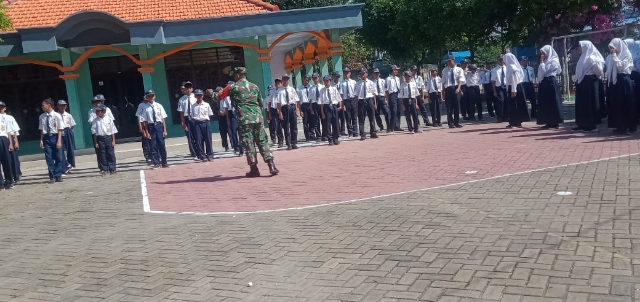 Babinsa Ujungpangkah Bangun Kedisiplinan Generasi Muda melalui Pelatihan PBB