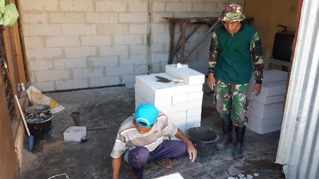 Semangat Babinsa Menganti dalam Renovasi Rutilahu Warga Binaan