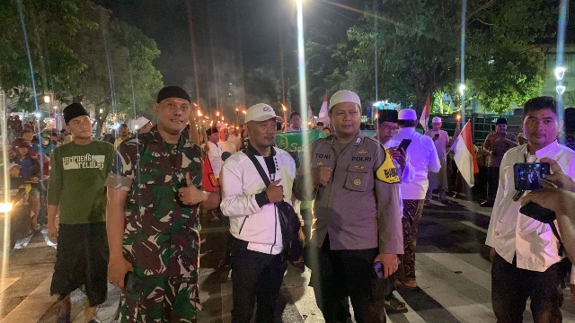 Peringatan Tahun Baru Islam 1 Muharram 1445 H, Babinsa Kelurahan Ampel Kawal Kirab di Wilayah