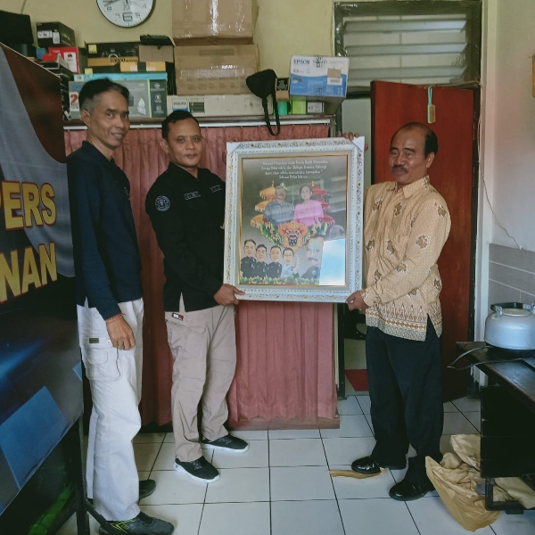 Kasi Humas Polres Tabanan Berikan Kenang-Kenangan Kepada AKP Purnawirawan I Nyoman Subagia, S.Sos
