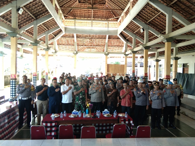 Kapolres Tabanan Sampaikan Gemakan Pemilu Damai Aman Dan Sejuk Dalam Program Jum’at Curhat