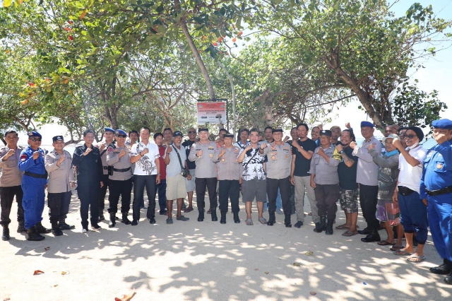 Polda Bali Dengarkan Curhatan Nelayan di Pantai Karang