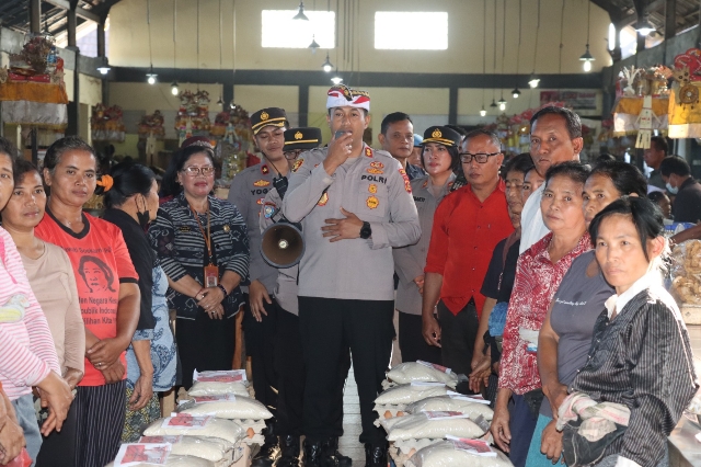 Kapolres Tabanan Grebeg Pasar Bantu Sembako Buruh Panggul di Pasar Kediri