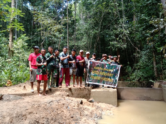 Satgas Pamtas Yonarmed 16/TK Menjaga Ketersediaan Air Bersih Bersama Masyarakat Perbatasan