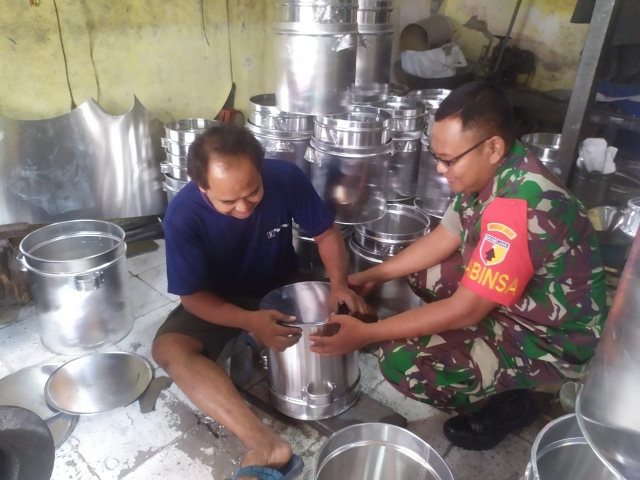 Babinsa Jepara Kunjungi Pengrajin Dandang di Wilayah Binaan
