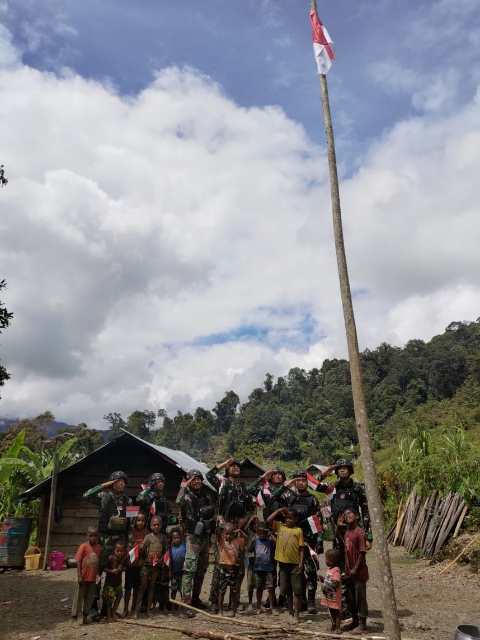 Gugah Semangat Kebangsaan, Satgas Yonif RK 115/ML Ajak Warga Kampung Tirineri Kibarkan Bendera