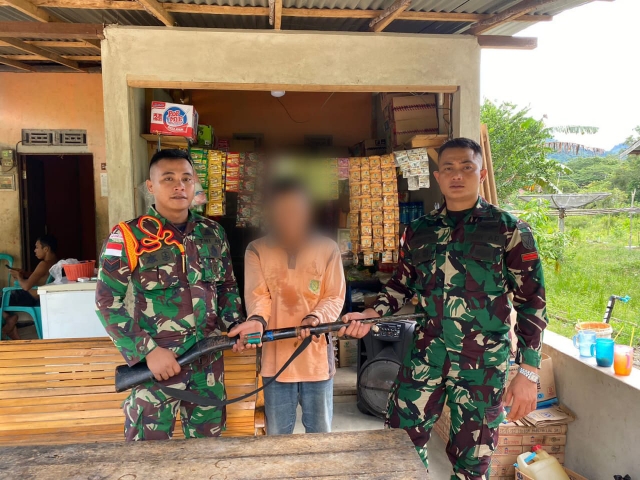 Satgas Pamtas Yonarmed 16/TK Menerima Penyerahan Senapan Api Dari Masyarakat Perbatasan