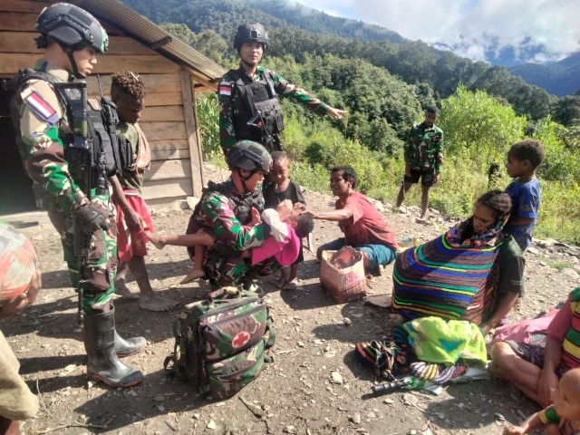 Bantu Jaga Kesehatan Masyarakat Papua, Satgas Yonif RK 115/ML Bergerak ke Kampung Memberikan Pelayanan Kesehatan