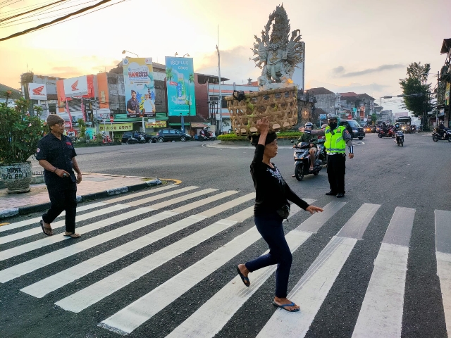 Personil Lalu Lintas Berikan Pelayanan Dan Bantu Masyarakat Menyebrang Jalan Di Pagi Hari