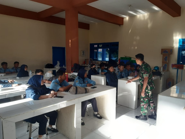 Babinsa Kelurahan Perak Barat Komsos dengan Osis SMA Hang Tuah