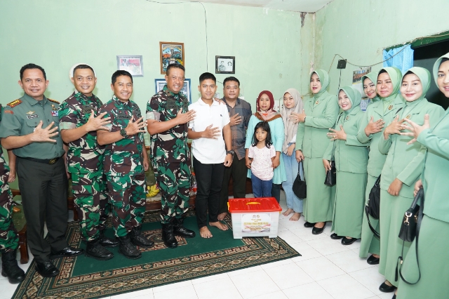Dalam Rangka HUT ke-57 Korem 084/Bhaskara Jaya, Danrem Melaksanakan Anjangsana ke Rumah Anggota