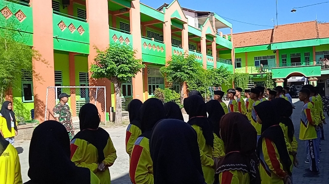 Pelatihan PBB oleh Babinsa Ujungpangkah terhadap Siswa SMA Al Muniroh, Tingkatkan Sikap dan Kedisipilinan