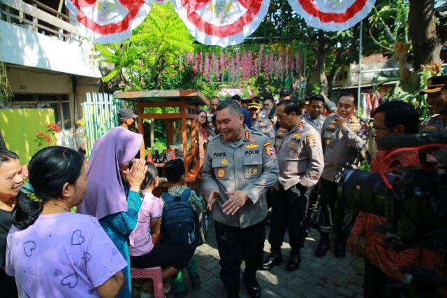 Kapolda Jatim Dampingi Kabaharkam Tinjau Polisi RW di Surabaya