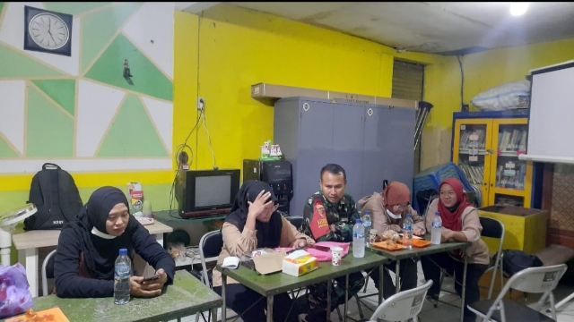 Babinsa Dampingi Pelayanan Administrasi Kependudukan di Wilayah
