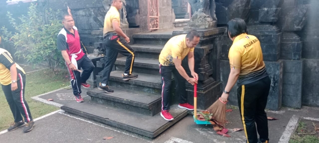Personil Polres Tabanan Bakti Relegi di Pura Kertha Bhuana Dalam Rangka Hari Raya Galungan dan Kuningan