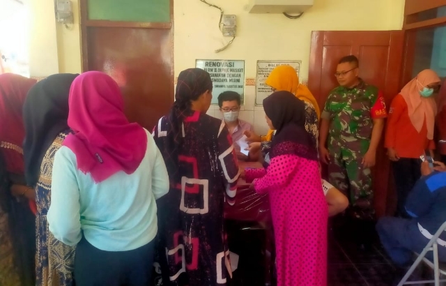 Babinsa Kelurahan Jepara Lakukan Pendampingan Sosialisasi dan Pemeriksaan Katarak di Wilayah