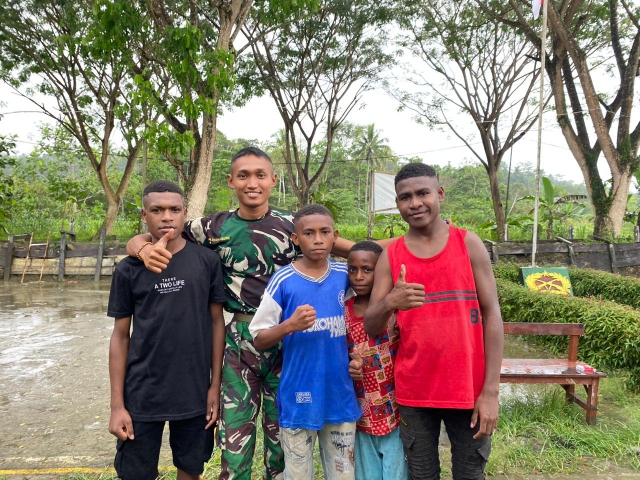 Wujud Kepedulian, Personil Satgas Pamtas Statis RI-PNG Yonif 122/TS Pos Waris Membantu Anak-anak Berpenampilan Rapi