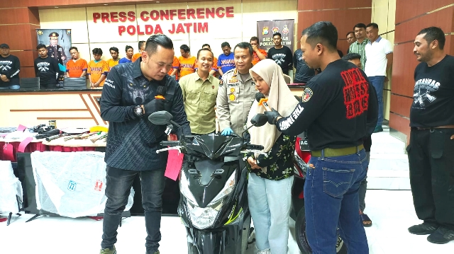 Polda Jatim Kembalikan Motor Korban Pencurian Kepada Pemilik