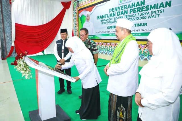 Gubernur Khofifah Resmikan PLTS Atap 10.000 Watt di Ponpes Al-Amien Sumenep