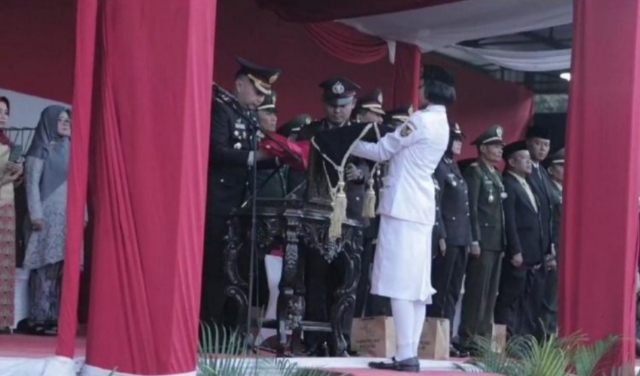 Penurunan Bendera HUT Kemerdekaan RI ke-78 di Kota Kediri dipimpin Kapolres Kediri Kota sebagai Inspektur Upacara