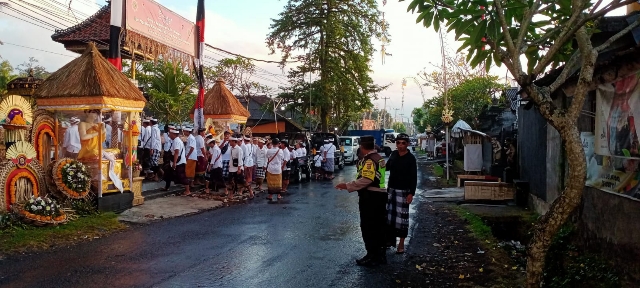 Bhabinkamtibmas Desa Kukuh Amankan Rangkaian Upacara Pedudusan Alit