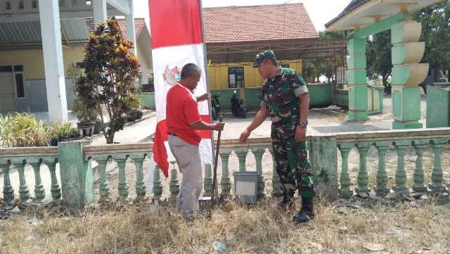 Danramil Kapten Arh Kuntoko Door to Door Pantau Pemasangan Bendera Merah Putih ke Balai Desa dan Rumah Warga