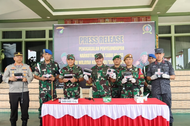 Gagalkan Penyelundupan Sabu 10 Kilogram, Pangdam XII/Tpr Apresiasi Satgas Yonarmed 16/TK
