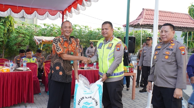 Dukung Ketahanan Pangan, Kapolresta Sidoarjo Tebar 5.000 Benih Ikan Lele