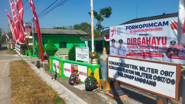 HUT Kemerdekaan RI Sebentar Lagi, Babinsa Balongpanggang Terus Berbenah Lingkungan Makoramil