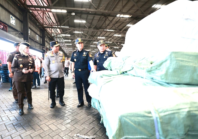Kapolda Jatim, Kajati dan Kakanwil Bea Cukai Sidak TPS