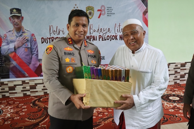 Jumat Curhat di Ponpes Nurul Burhan Kapolres Bondowoso Berbagi Buku Wujud Polri Peduli Literasi