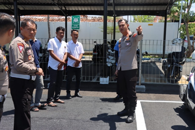 Pastikan Pelayanan SIM Profesioanal, Kapolres Pamekasan Cek Satpas