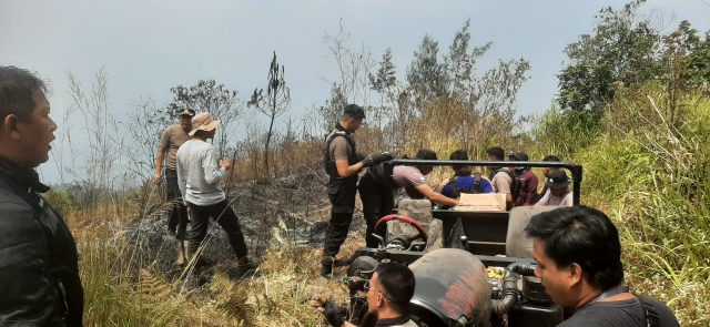 Penanggulangan Karhutla Kapolres Pasuruan Pimpin Pemadaman Api di Area Gunung Welirang
