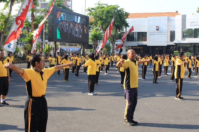 Untuk Menjaga Kebugaran Polrestabes Surabaya Gelar Olahraga Rutin Setiap Sabtu Pagi