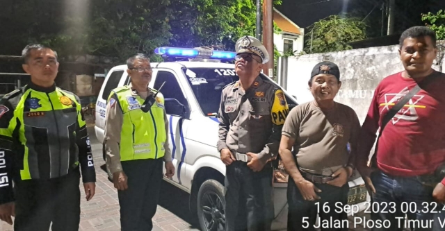 Antisipasi Kejahatan Malam, Polsek Tambaksari Polrestabes Surabaya Melaksanakan Patroli Keliling