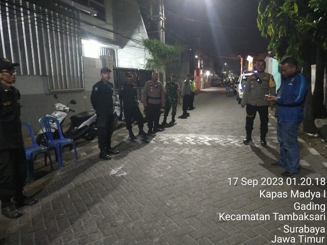 Patroli Gabungan Rayon 1 terdiri dari Polsek Tambaksari, Polsek Simokerto, dan Polsek Bubutan dalam Antisipasi Mempersempit Ruang Gerak Kejahatan Malam Hari