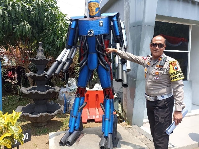 Ratusan Knalpot Brong Sitaan Dijadikan Patung Robot Oleh Polresta Malang Kota, ini Bukti Kreatif dan Edukatif