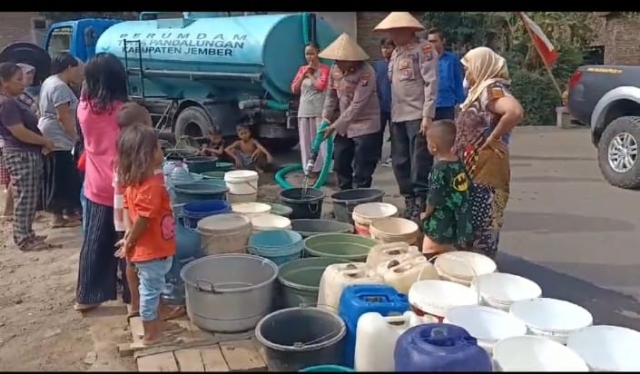 Salurkan Bantuan Air Bersih untuk Warga Kecamatan Patrang oleh Polres Jember