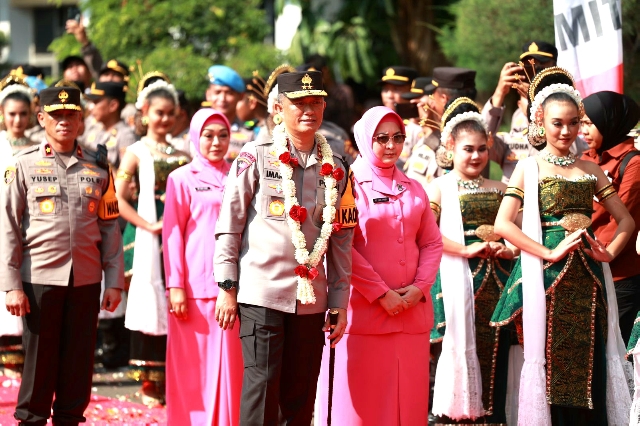 Kesenian Tari Tradisional Sambut Kapolda Jatim yang Baru