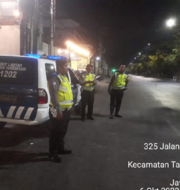 Patroli Kejahatan Malam dilakukan Anggota Polsek Tambaksari Polrestabes Surabaya di Jl. Kenjeran