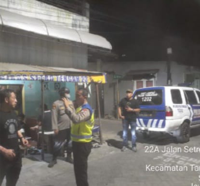 Polsek Tambaksari Polrestabes Surabaya Melaksanakan Giat Patroli Kejahatan Malam di Jl. Setro Ten