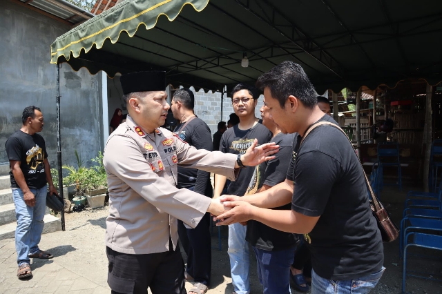 Kapolres Kediri Kota Berkomitmen Ungkap Kasus Pengroyokan, saat Takziah ke Rumah Duka