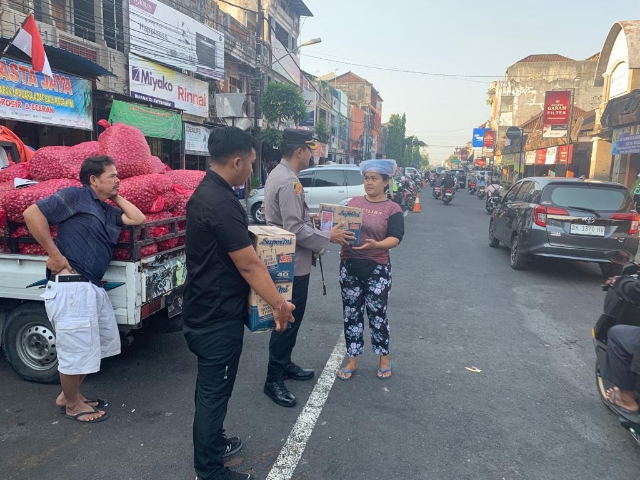 Kembali Kapolres Tabanan Berikan Bantuan Sembako Kepada Masyarakat Kurang Mampu