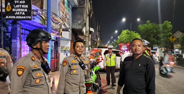 Patroli Gabungan Rayon 1 Polrestabes Surabaya, tampak Kapolsek Tambaksari Kompol Ari Bayuaji bersama anggota dalam mempersempit ruang gerak pelaku kejahatan malam hari.