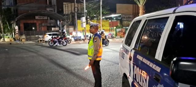 Polsek Tambaksari melakukan Patroli Kejahatan Malam di Beberapa Lokasi Rawan Kriminalitas khususnya Menjelang Dinihari