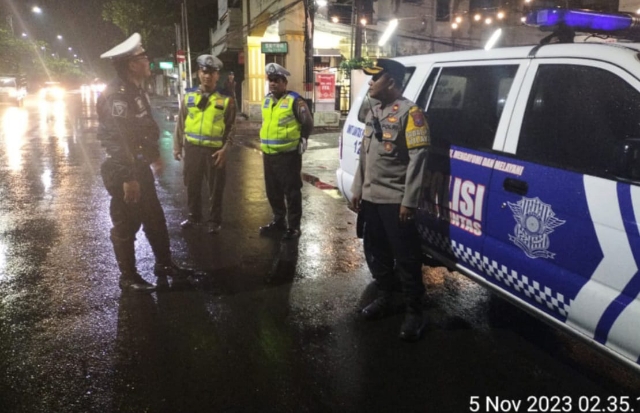 Patroli Kejahatan Malam di Beberapa Lokasi Rawan Kriminal Dipimpin Langsung Kapolsek Tambaksari Polrestabes Surabaya di Jl. Kenjeran Surabaya
